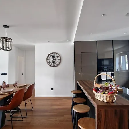 Lux By Lovelystay Apartment